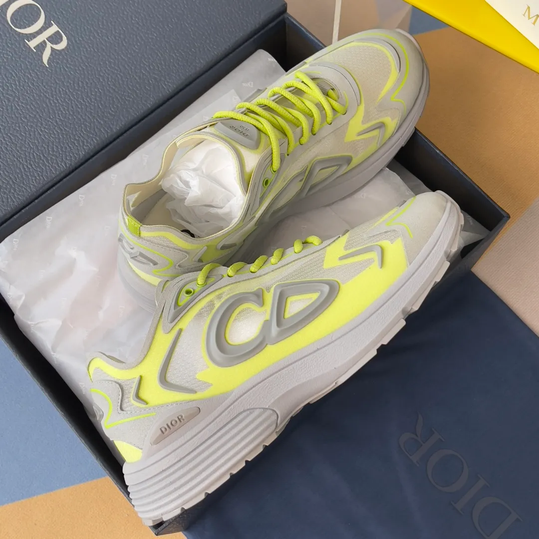 [DIOR] P: 560💰 Men's 39-44 (customized at 45.46) Dior Dior B30 series Countdown technology sneakers casual dad shoes This B30 Countdown technology sneaker is a new product in the 2026 spring men's wear series. The sports silhouette combines high-end logos and technological performance, making it unique. Lightweight and comfortable, it's inspired by modern running and crafted from materials like white and gray N30 nylon, a breathable technical fabric with multiple layers of translucence. Decorated with navy blue injection molded rubber panels and a graphic reinterpretation of the CD30 logo to enhance the style. Rubber Dior B30 and CD30 logos on the tongue and backside. The textured-effect sole is made from elastic rubber and foam and features classic details for ideal comfort. Can be matched with sportswear and casual outfits to create a sophisticated look. Exquisite packaging at the delivery counter 🛍📦 ▪️Fabric: original customized technical fabric + mesh ▪️Inner lining: customized breathable lining ▪️Outsole: original molded IP foam + TPU outsole ▪️Insole thickness: 3.5CM